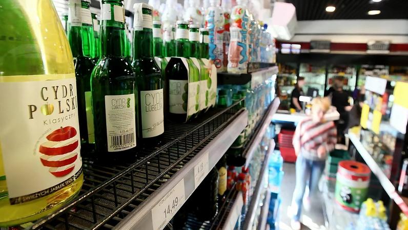 Prateleira com bebidas alcoólicas numa loja em Varsóvia, 22 de agosto de 2014