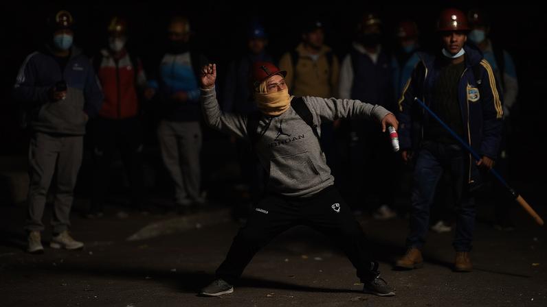 Mineiros artesanais confrontam a polícia durante um protesto para exigir acesso a áreas mineiras alargadas em La Paz, Bolívia, em 14 de maio de 2026.