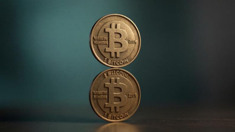 Bitcoin cai para 61 mil dólares com venda de detentores de longo prazo