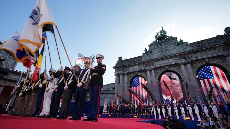 Militares das forças armadas dos EUA desfilam em palco durante o evento America 250 em Bruxelas, no domingo, 28 de junho de 2026.