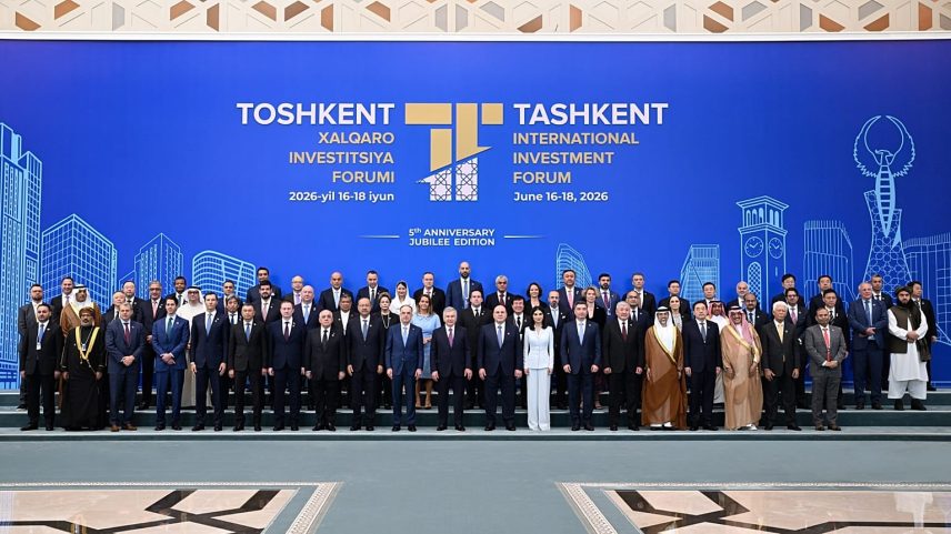 Foto de família dos participantes no quinto Fórum Internacional de Investimento de Tashkent, em Tashkent