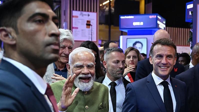 O primeiro-ministro indiano, Narendra Modi, ao centro à esquerda, e o Presidente francês, Emmanuel Macron, à frente à direita, visitam a feira Vivatech em Paris