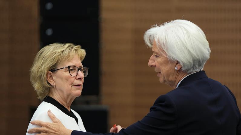 Presidente do Banco Central Europeu Christine Lagarde conversa com a comissária para a União Bancária, Maria Luis Albuquerque, a 22 de maio de 2026