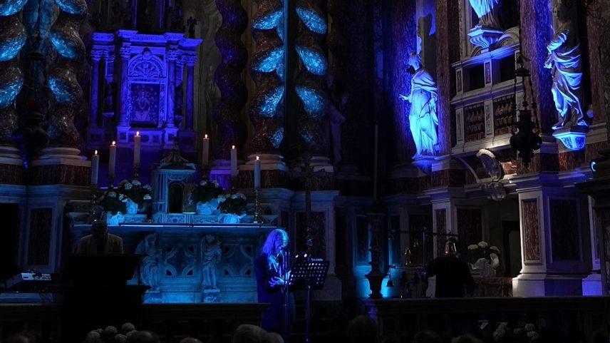Reza sonora com Patti Smith na igreja Santa Maria di Nazareth