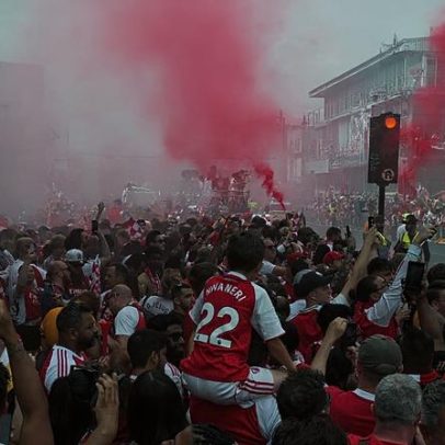 Adeptos do Arsenal celebram vitória em desfile pelas ruas de Londres