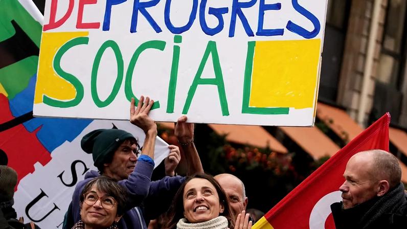 A secretária-geral do sindicato CGT, Sophie Binet, ao centro, participa numa manifestação por salários mais altos e contra a austeridade, em Paris, 2 de dezembro de 2025.