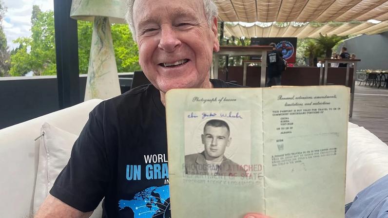Jack Wheeler, de 82 anos, mostra passaporte emitido nos anos 60.