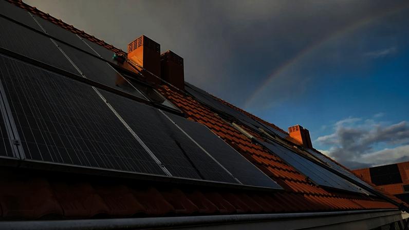 Painéis solares nos telhados: 5 horas de ar condicionado por dia, são verdes?