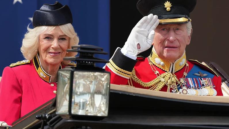 Milhares unem-se em Londres para celebrar o Trooping the Colour