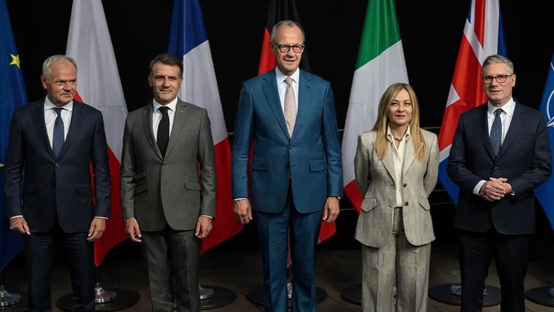 Da direita: PM britânico Keir Starmer, PM italiana Giorgia Meloni, chanceler alemão Friedrich Merz, presidente francês Emmanuel Macron e PM polaco Donald Tusk, 24/06/26