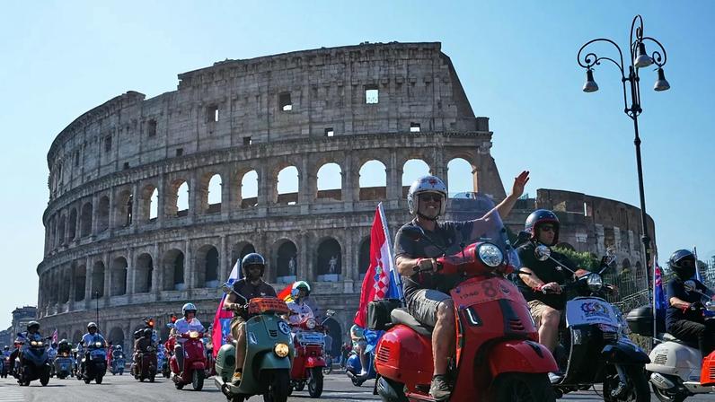Roma celebra 80 anos da Vespa com eventos e exposições