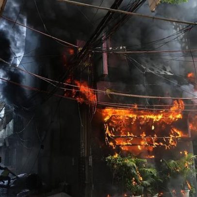 Incêndio em prédio em Nova Deli mata pelo menos 18 pessoas