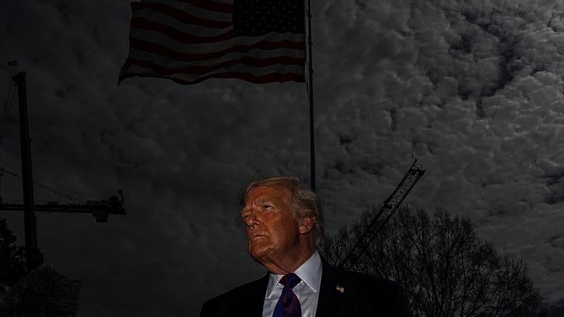 Foto de arquivo - Presidente Donald Trump fala com jornalistas antes de partir no Marine One do relvado sul da Casa Branca, em Washington, a 11 de março de 2026