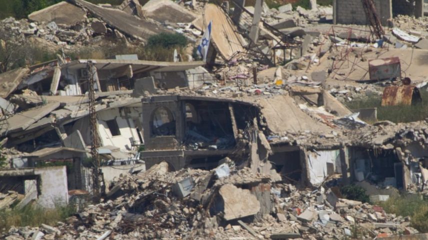 Bandeira israelita pendurada em edifício destruído no sul do Líbano, vista a partir do norte de Israel, quinta‑feira, 18 de junho de 2026