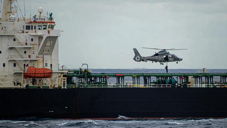 ARQUIVO: Um soldado francês desce de rappel de um helicóptero para alcançar o petroleiro Deyna, suspeito de integrar a frota fantasma russa, no Mediterrâneo.