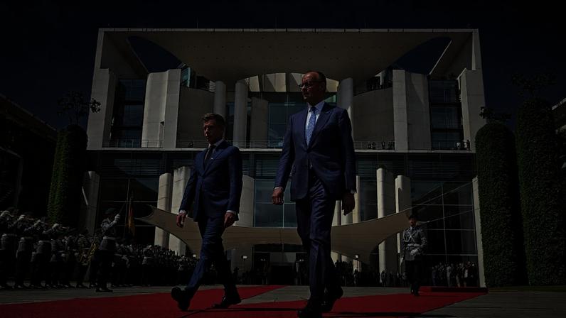 Chanceler alemão encontra-se com primeiro-ministro húngaro