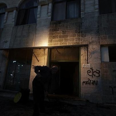 Colonizadores israelitas incendiaram mesquita na aldeia de Jiljilya, Cisjordânia.