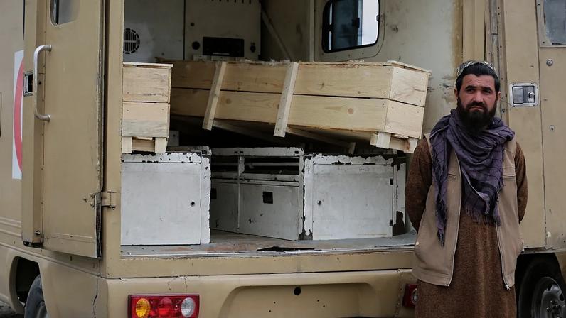 Uma ambulância transporta os caixões das alegadas vítimas de um ataque aéreo em Kabul, Afeganistão, terça-feira, 17 de março de 2026