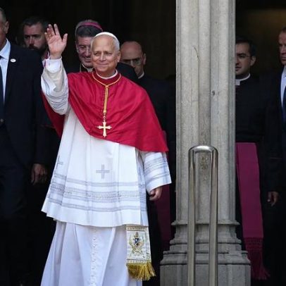 Milhares reúnem-se em Barcelona para a chegada do Papa Leão XIV