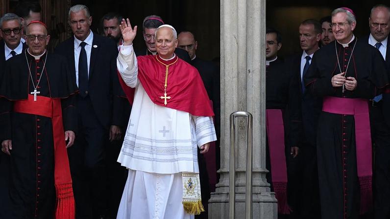 Papa Leão XIV acena à multidão em festa após a oração do meio-dia na Catedral da Santa Cruz e Santa Eulália, em Barcelona