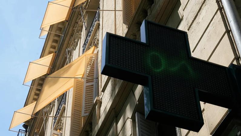 Painel à porta de uma farmácia indica 37 graus Celsius (98,6 graus Fahrenheit), em Paris, domingo, 21 de junho de 2026.