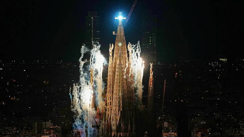 Foguetório assinala a inauguração da Torre de Jesus Cristo pelo papa Leão XIV, na Basílica da Sagrada Família