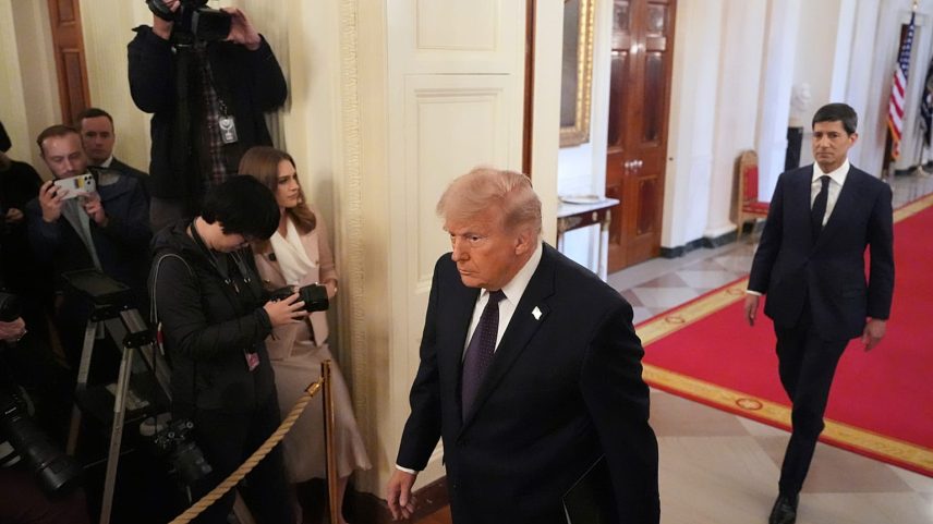 À esquerda, Donald Trump e Kevin Warsh chegam à tomada de posse deste como presidente da Reserva Federal, na East Room da Casa Branca, 22 de maio