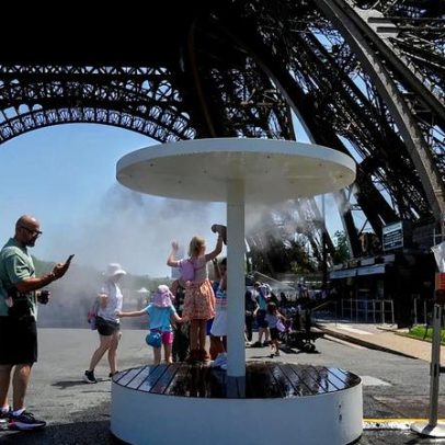 Torre Eiffel encerra devido à vaga de calor; turistas desiludidos