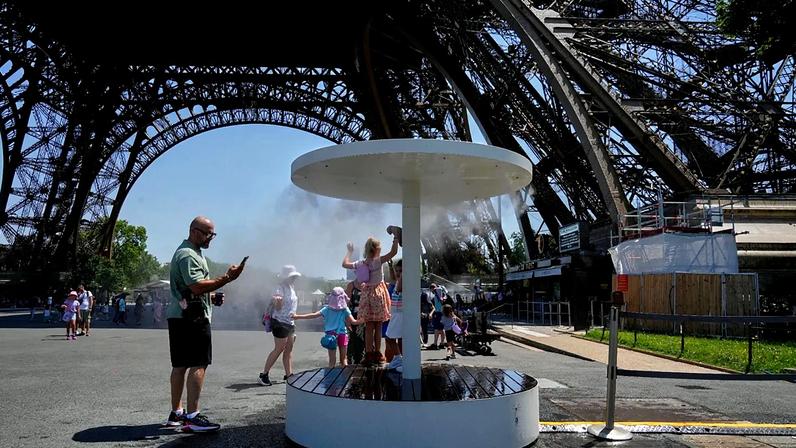 Torre Eiffel encerra devido à vaga de calor; turistas desiludidos