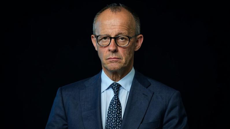 O chanceler alemão Friedrich Merz participa numa conferência de imprensa em Berlim, Alemanha, terça-feira, 19 de maio de 2026. (Foto AP/Ebrahim Noroozi)