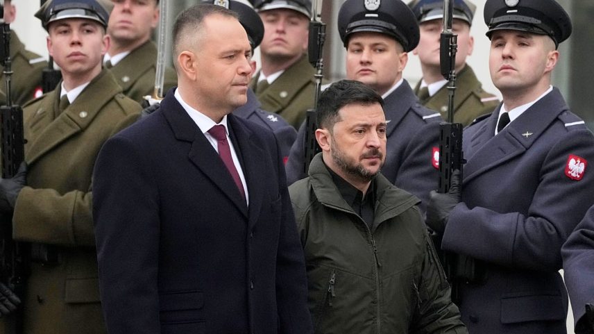 Os presidentes da Polónia, Karol Nawrocki, e da Ucrânia, Volodymyr Zelensky, participam numa cerimónia de boas-vindas em Varsóvia, em 19 de dezembro de 2025.