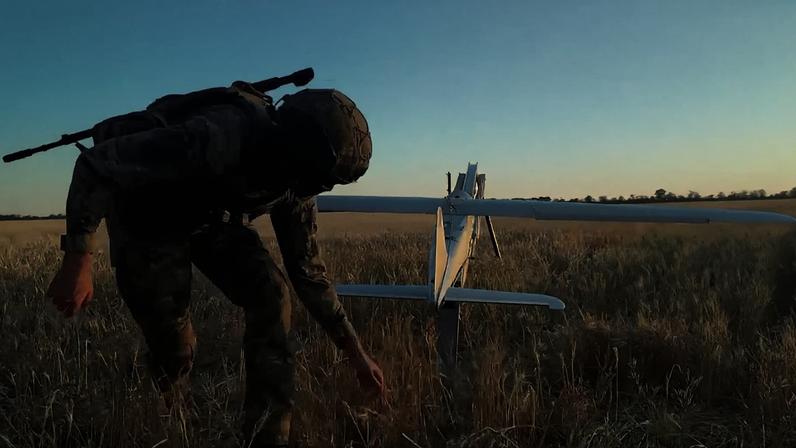 Militar russo lança drone em local não divulgado na Ucrânia, 27 de maio de 2026