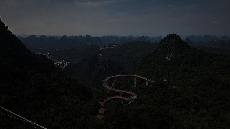 Os carstes de calcário estendem-se até onde a vista alcança a partir do pico Ruyi