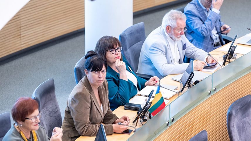 Social-democrata Orinta Leiputė (terceira a contar da esquerda) é uma das impulsionadoras do envio de médicos recém-formados para zonas rurais.