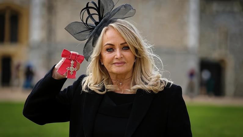 Bonnie Tyler depois de receber a Ordem do Império Britânico em 2023
