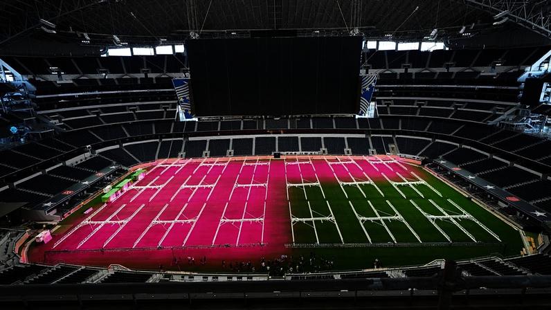 Luzes de cultivo iluminam parte do relvado no AT&T Stadium durante uma apresentação prévia do relvado instalado no Dallas Stadium.
