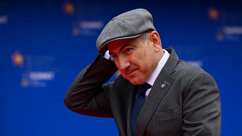 ARQUIVO: Primeiro-ministro arménio Nikol Pashinyan à chegada à cimeira da Comunidade Política Europeia em Tirana, 16 de maio de 2025