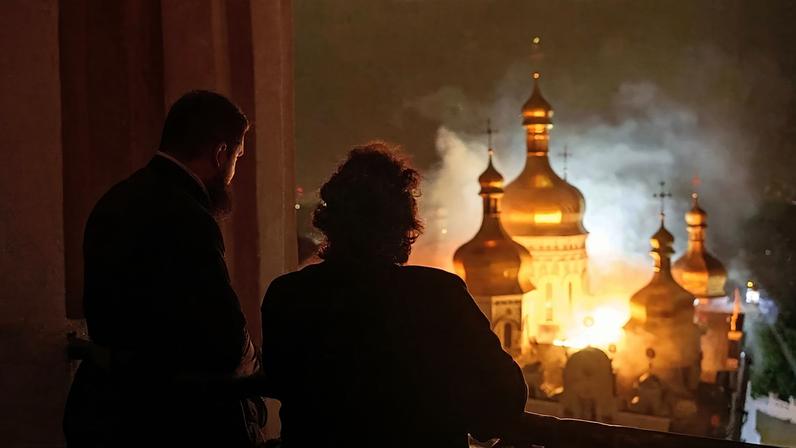 Bispo Avraamiy da Lavra de Kiev-Pechersk observa a Catedral da Dormição em chamas, ou Mosteiro das Grutas, durante ataque russo a Kiev, Ucrânia, 15 de junho