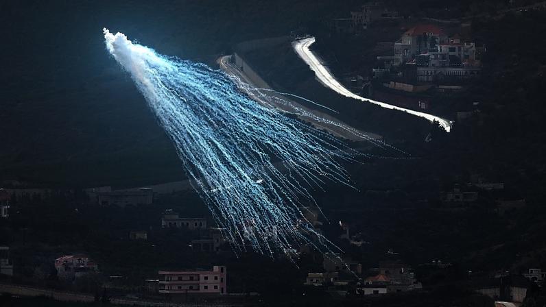 Projétil de fósforo branco disparado pela artilharia israelita explode sobre Kfar Kila, aldeia libanesa na fronteira com Israel, a 22 de novembro de 2023