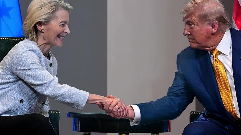 Arquivo – Presidente Donald Trump e presidente da Comissão Europeia, Ursula von der Leyen, apertam as mãos após chegarem a acordo comercial na Escócia. 27 de julho de 2025