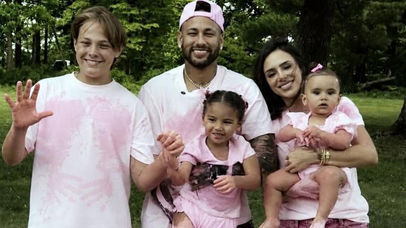 Foi com a família reunida que Neymar e Bruna Biancardi descobriram que vem aí mais uma menina