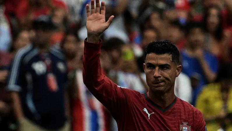 Cristiano Ronaldo bisou frente ao Uzbequistão