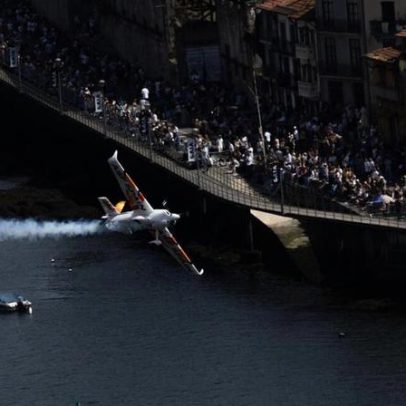 Pessoas em casa e em festa para ver o baile de aviões sobre o Douro