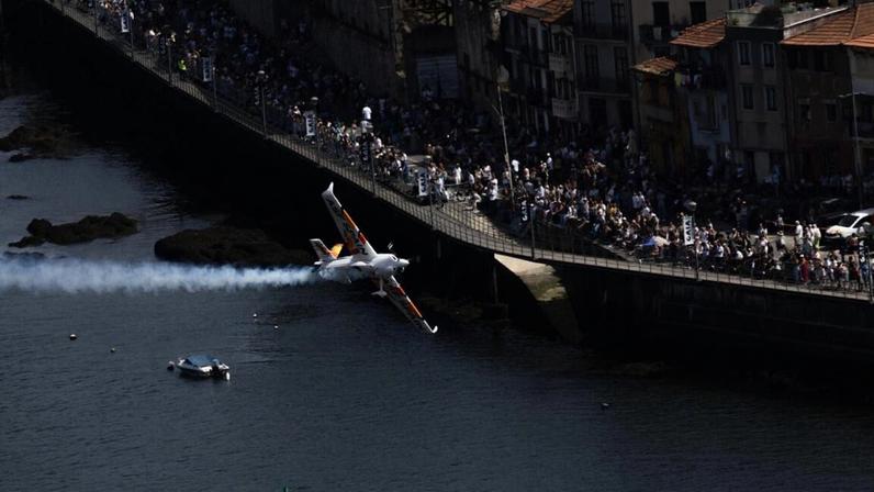 Pessoas em casa e em festa para ver o baile de aviões sobre o Douro
