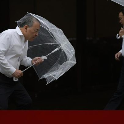 Tufão Jangmi causa evacuações e 400 voos cancelados no Japão