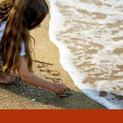 Vida e escrita na areia inspira reflexão sobre tempo e memória