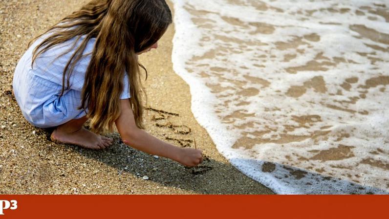 Vida e escrita na areia inspira reflexão sobre tempo e memória