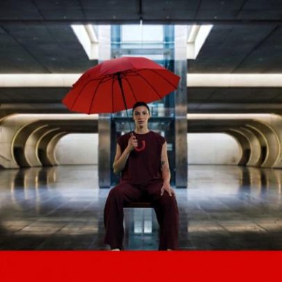 Guarda-chuva vermelho simboliza luta por direitos no trabalho sexual