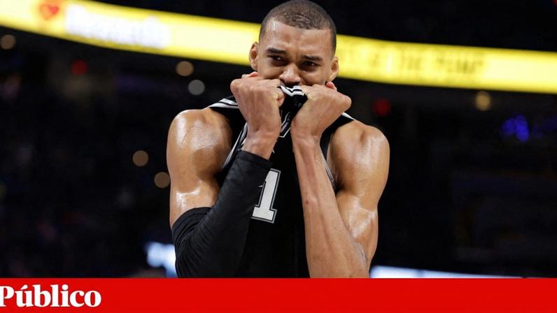 Victor Wembanyama, dos San Antonio Spurs, celebra a vitória na final da conferência Oeste. Spurs vão defrontar os New York Knicks na final da NBA