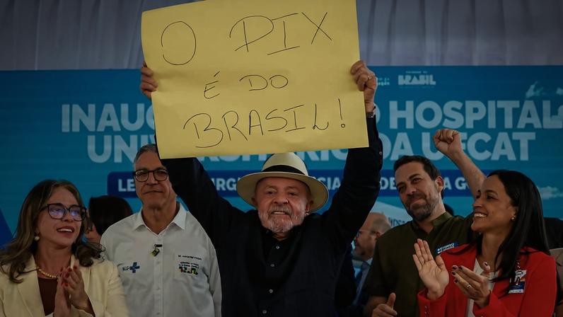Presidente do Brasil, Luiz Inácio Lula da Silva associa Flávio Bolsonaro ao tarifaço de 25% decretado pelo governo Trump sobre produtos brasileiros